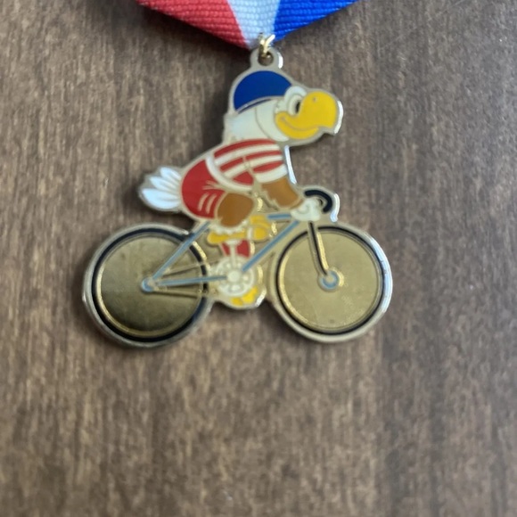 Los Angeles Olympic Committee - 1980 World Class Cyclist Pin - Picture 4 of 7